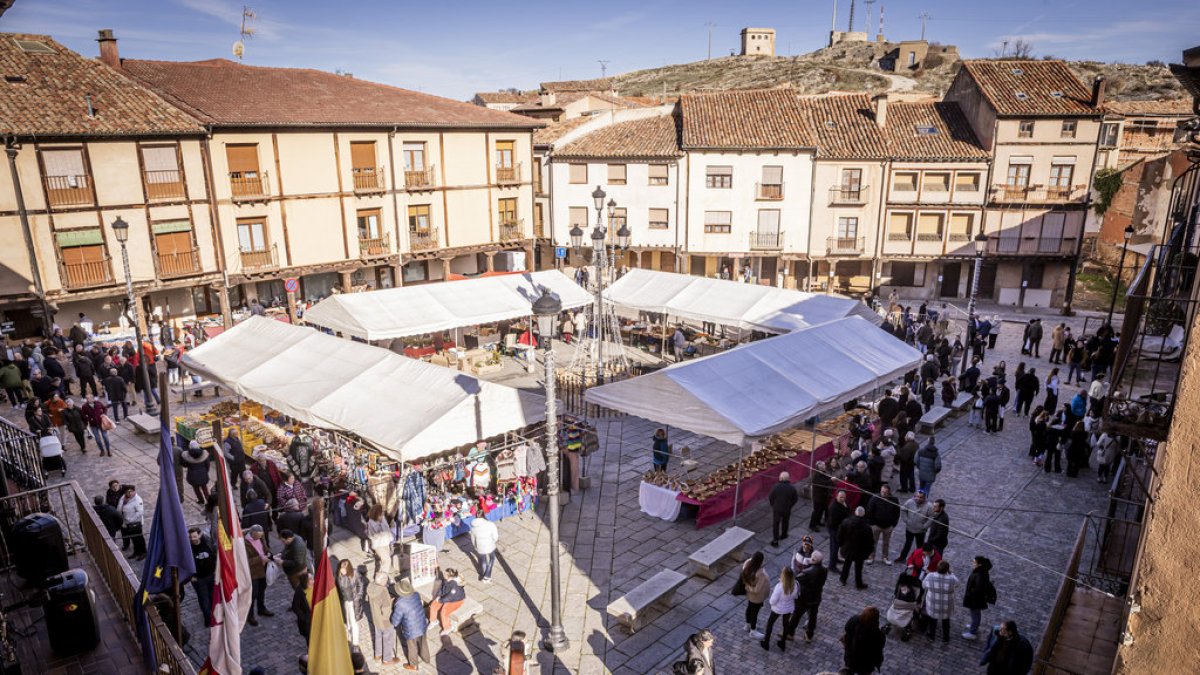 Los puestos de artesanía llenaron las calles del casco histórico de Berlanga.