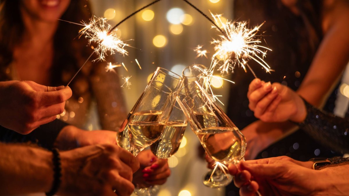 Brindis colectivo con bengalas durante una celebración anticipada de Nochevieja, símbolo del espíritu festivo que une a los pueblos sorianos.