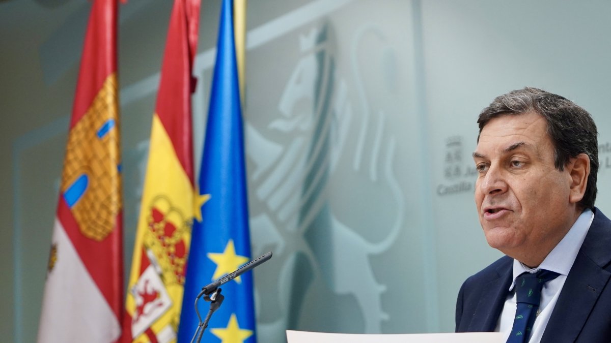 El portavoz de la Junta y consejero de Economía y Hacienda y portavoz, Carlos Fernández Carriedo, comparece en rueda de prensa tras la reunión del Consejo de Gobierno.