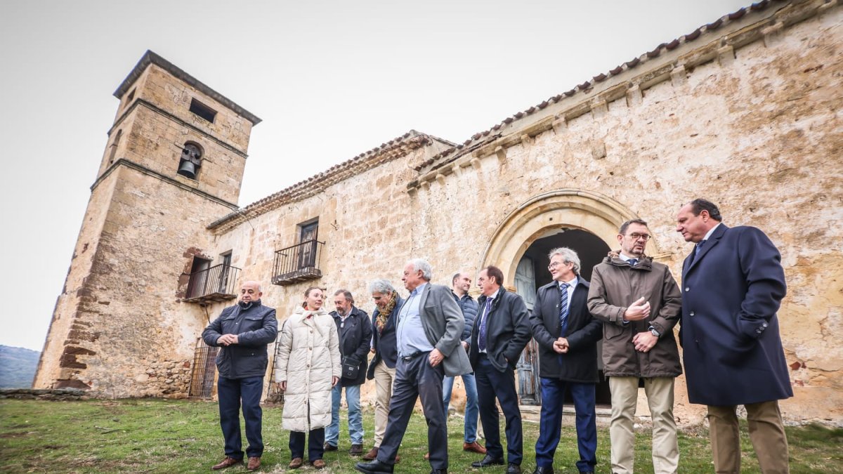 Santonja en el centro durante la visita a La Monjía.