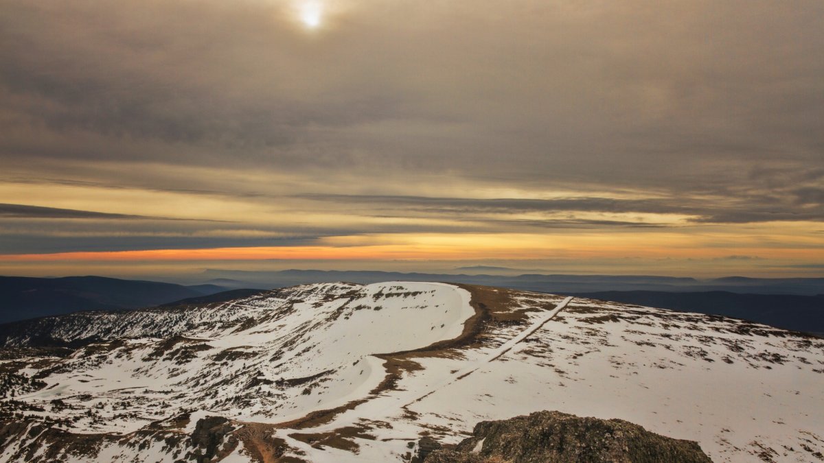 Las vistas desde la cumbre del Urbión al atardecer son el premio final de una ascensión exigente y llena de significado.