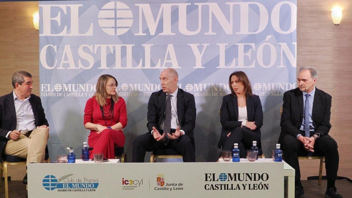 Pablo R. Lago, Elena Martín, Carlos Martín Tobalina, Carmen San Martín y Rafael Simón, en el club de prensa ‘Retos para la internacionalización ante el actual contexto económico’.