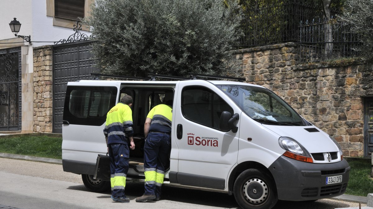 Trabajadores municipales durante su jornada laboral.