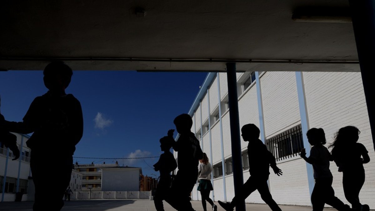 Un patio de colegio.