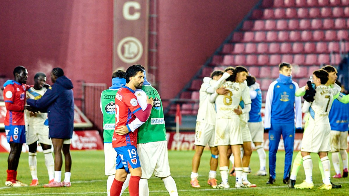 Jugadores de Numancia y Fabril se saludan a la finalización del encuentro.
