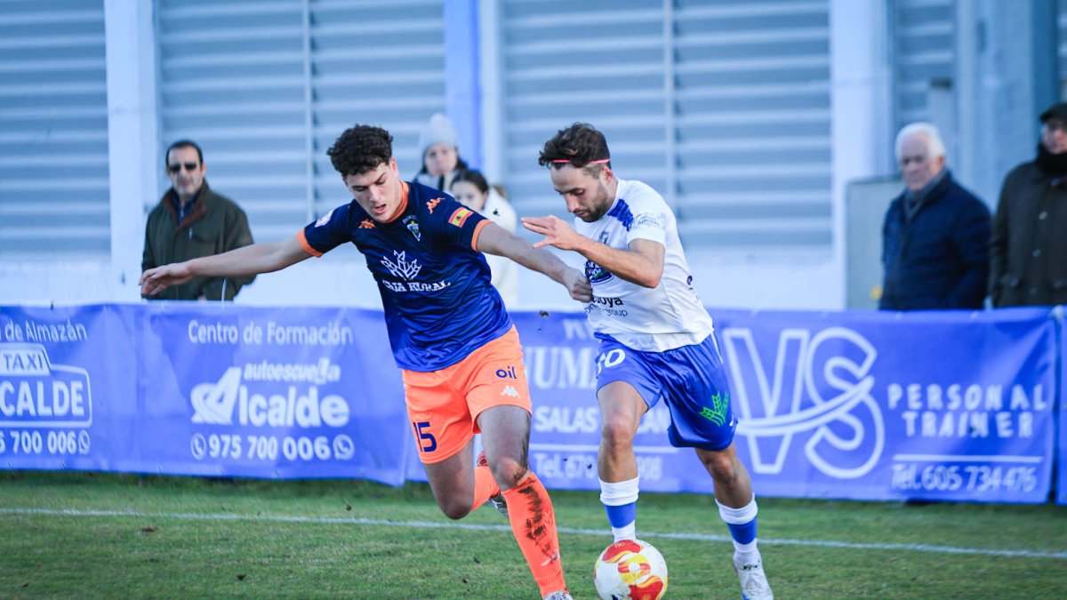 Imagen del partido entre Almazán y Tordesillas en el campo de La Arboleda.