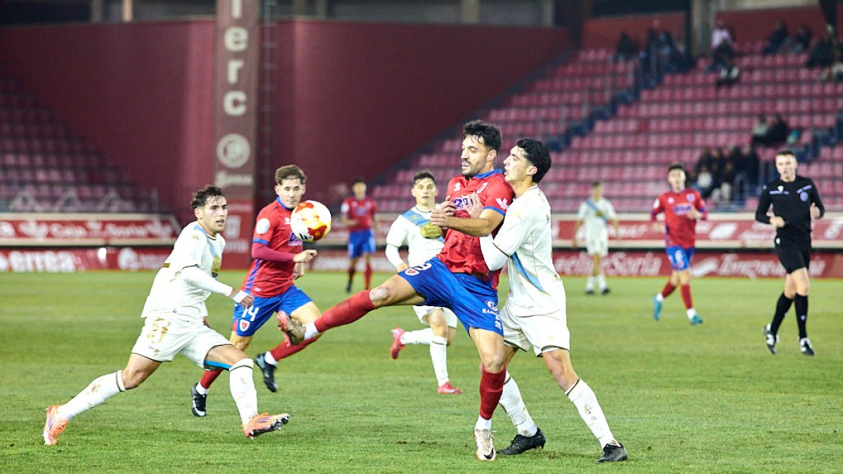 Dos errores defensivos condenan al equipo rojillo.