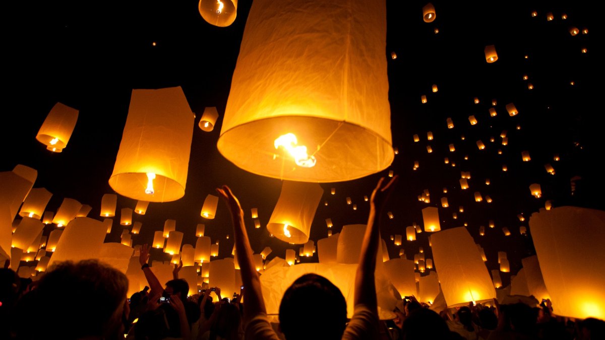 La suelta de farolillos se ha convertido en un ritual navideño de luz y esperanza en varios rincones de España.