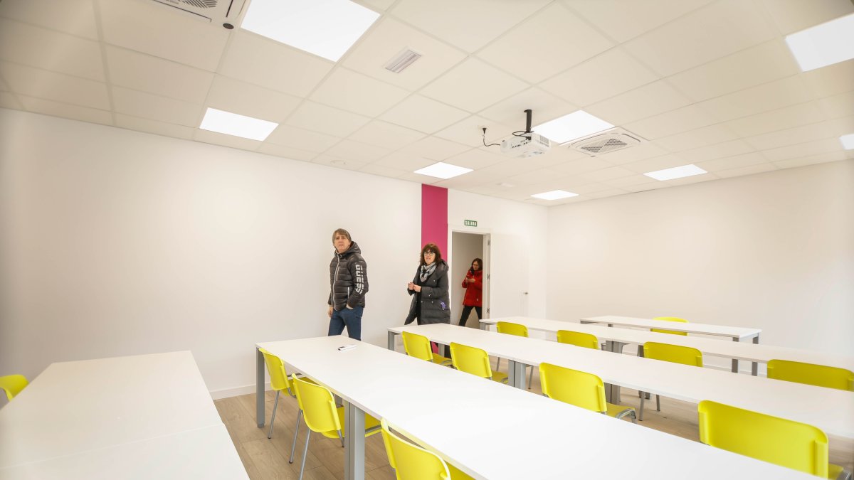 El alcalde visita el centro social de Los Royales.