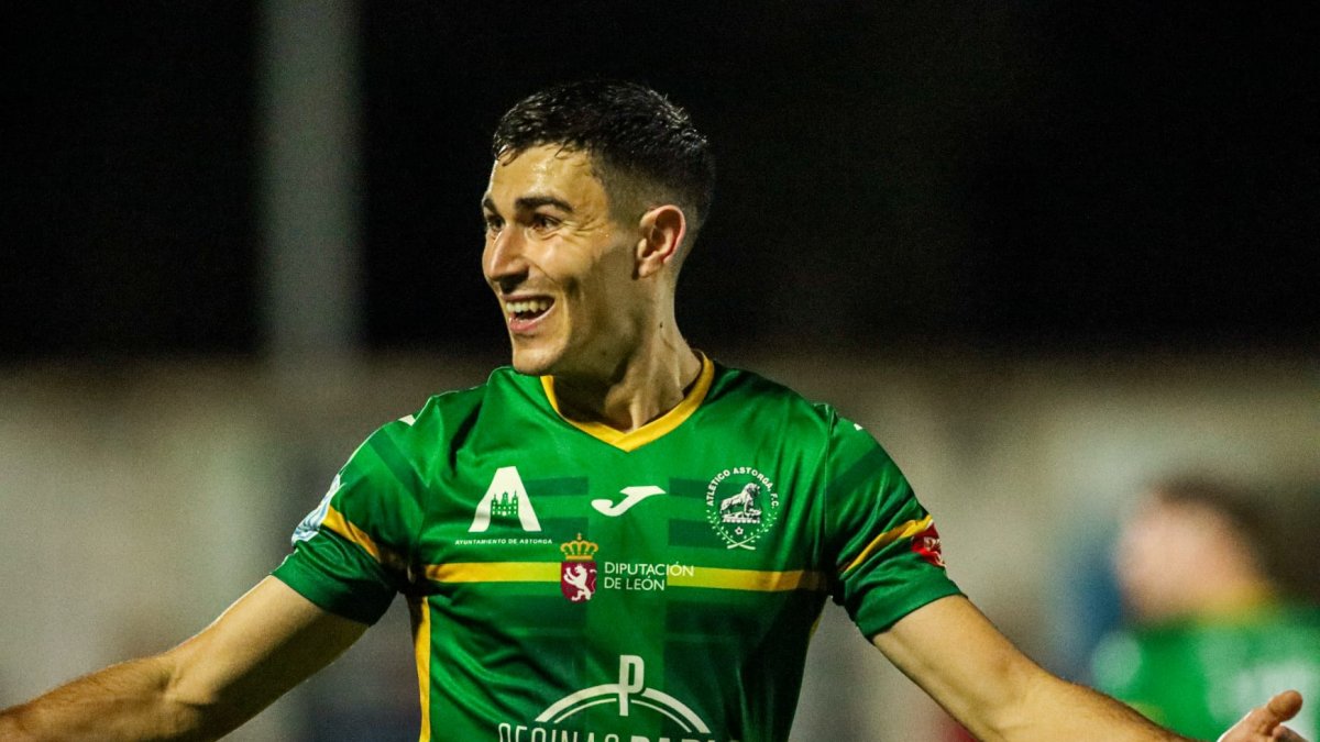 Ángel Cervero celebra uno de los dos goles que ha marcado con el Astorga este curso.