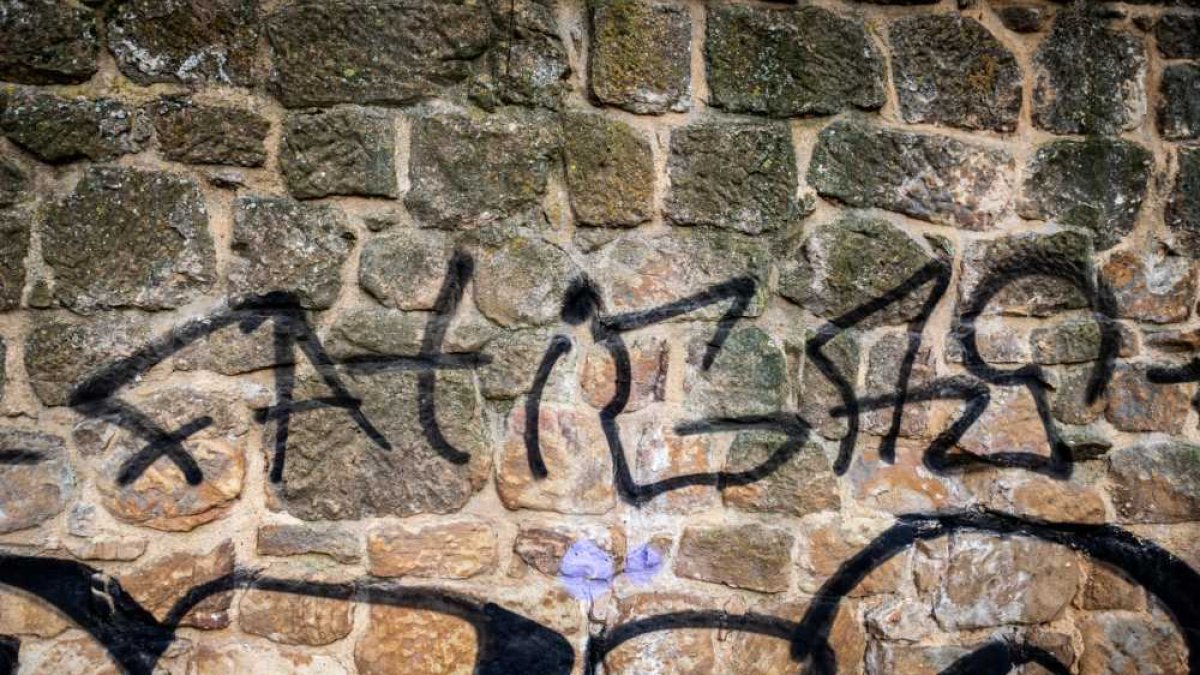 Nuevas pintadas se suman al deterioro de la zona
