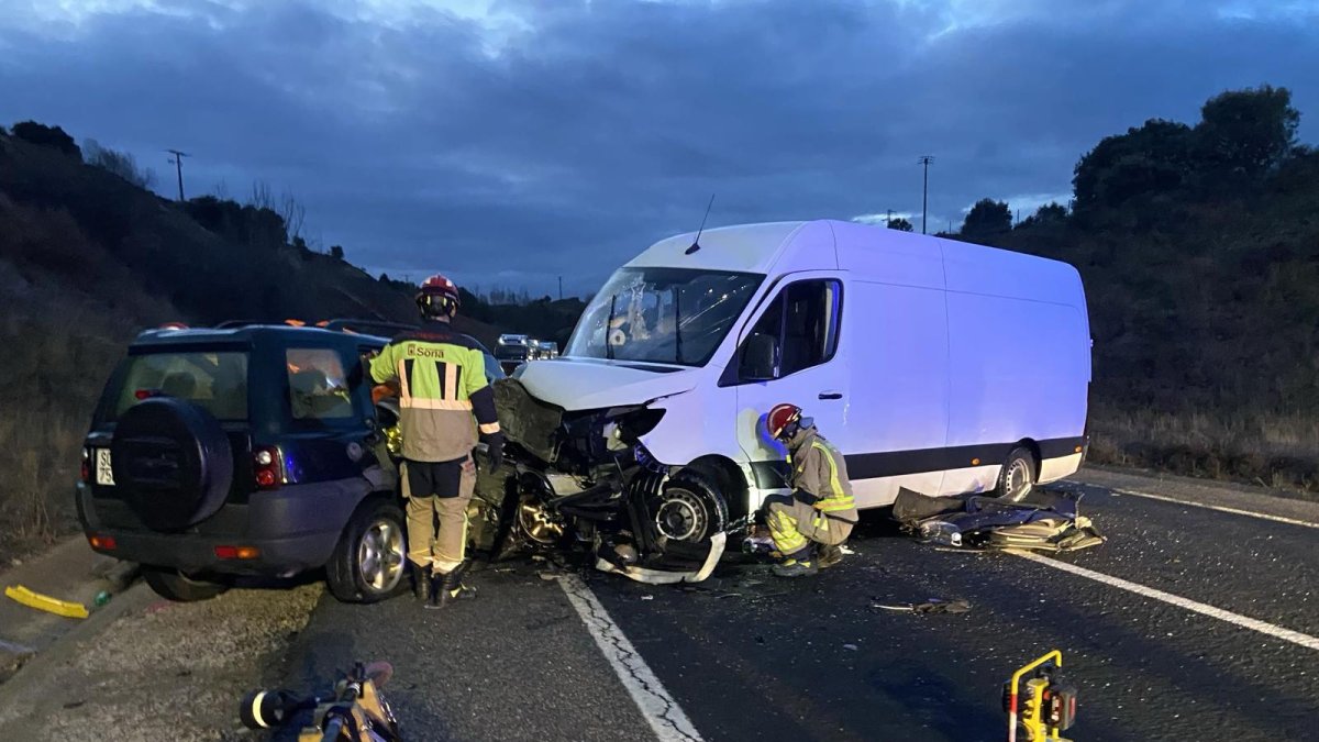 Fallece un hombre de 50 años tras la colisión entre un furgón y un coche en la SO-20.