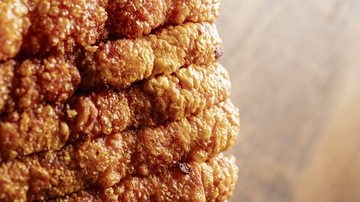 El torrezno en su máximo esplendor: crujiente por fuera, jugoso por dentro y con la piel suflada que lo convierte en un icono de la cocina soriana.