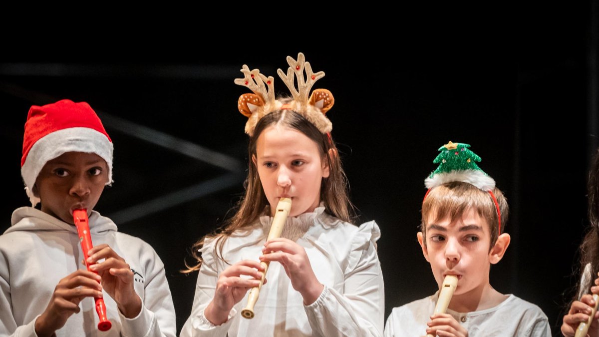 Los escolares de los distintos colegios de la capital celebran una jornada de lo más navideña.