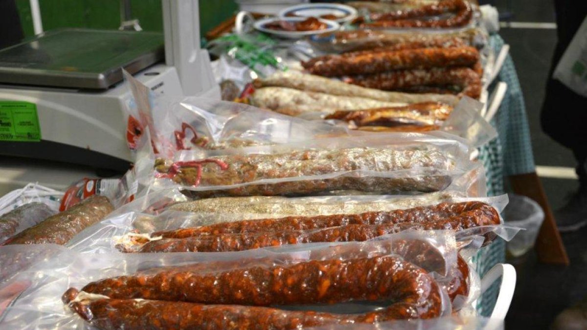 Piezas de chorizo en uno de los stands de la feria de Covaleda.