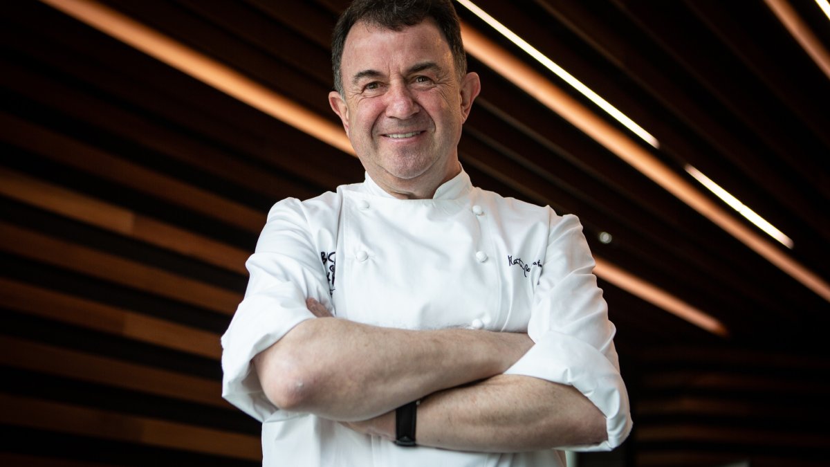 El chef Martín Berasategui, con 12 estrellas Michelin, propone una receta navideña con setas fermentadas, trufa y berza que rompe con lo convencional.