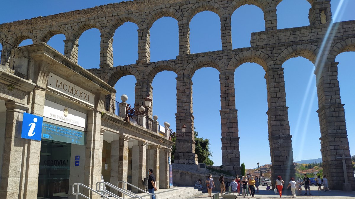 Archivo - Oficina de Turismo Segovia a los pies del Acueducto.