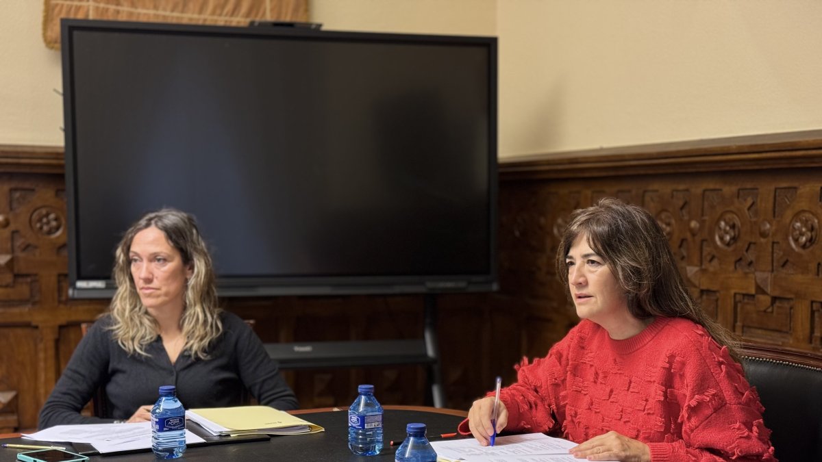 Laura Prieto, junto a la técnico de Servicios Sociales.