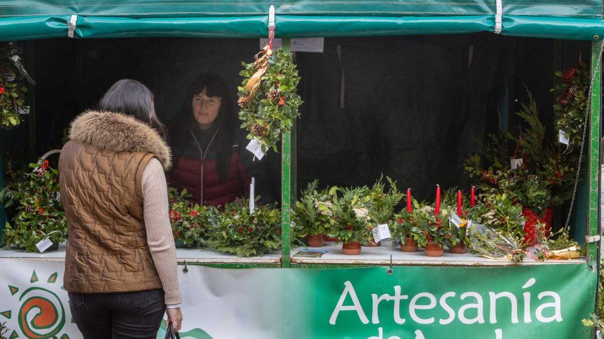 Venta de centros artesanos de acebo en una calle comercial de Soria