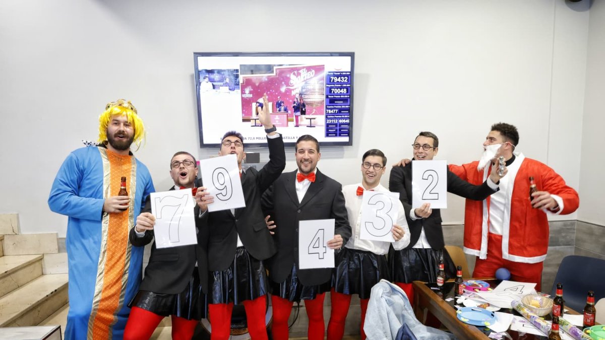 Grupo de amigos que han seguido el sorteo de Navidad en un bar de la capital.