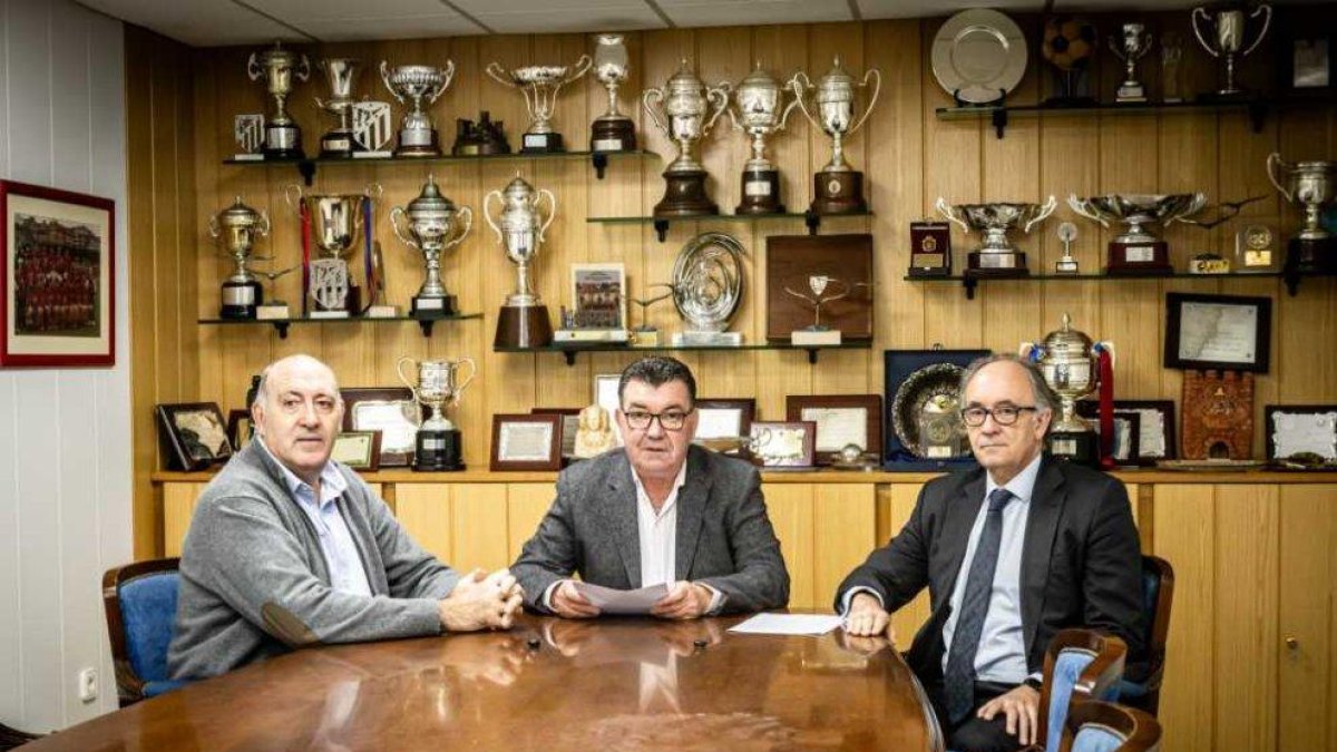 Javier Jiménez, Patricio de Pedro y Enrique Salvador en la Junta de Accionistas del Numancia del pasado mes de diciembre.