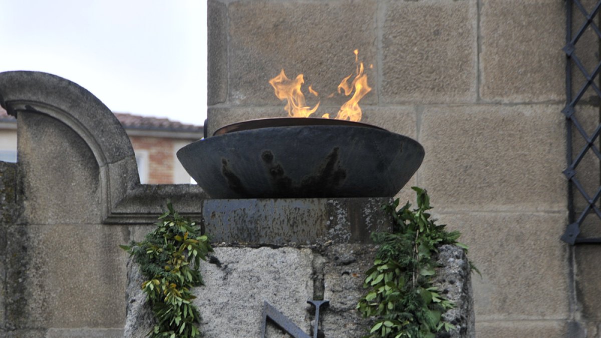 Pebetero de Numancia con la llama eterna.