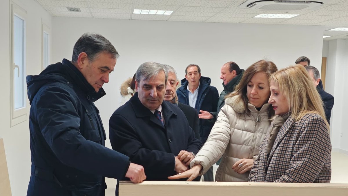 El consejero José Luis Sanz, junto a Antonio Pardo y Yolanda de Gregorio en la estación de El Burgo.