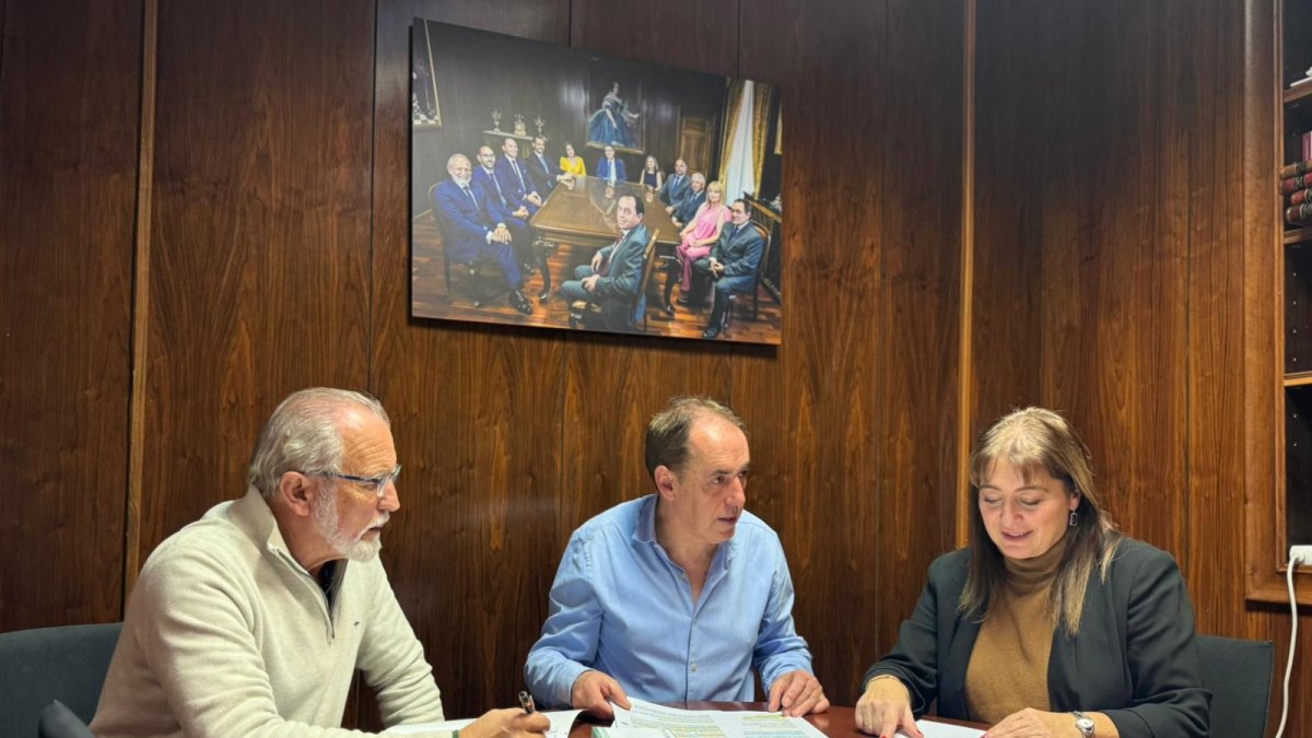 Benito Serrano en el centro junto a los vicepresidentes José Antonio de Miguel y María José Jiménez.