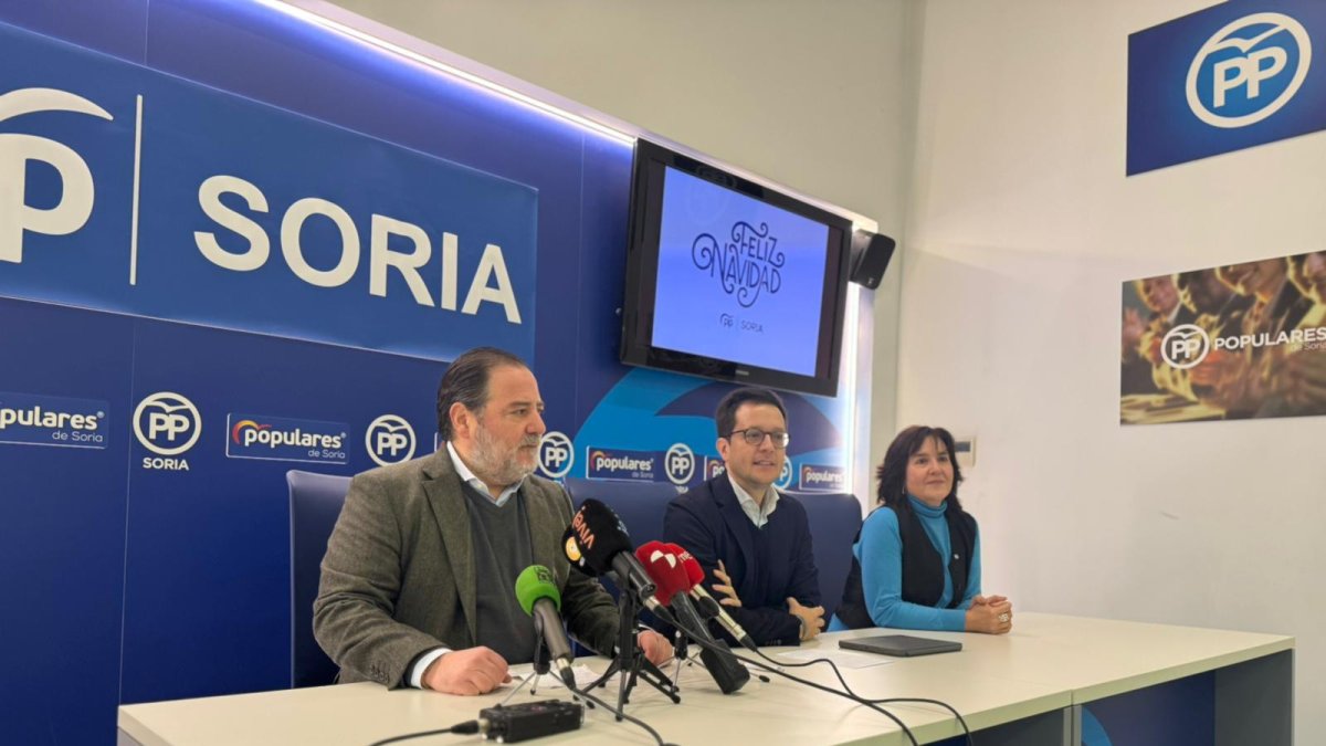 José Manuel Hernando, Tomás Cabezón y Cristina Rubio en la sede el PP.
