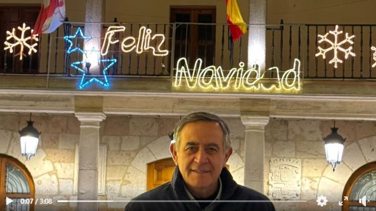 Antonio Pardo, frente al Ayuntamiento de El Burgo de Osma, en Soria.