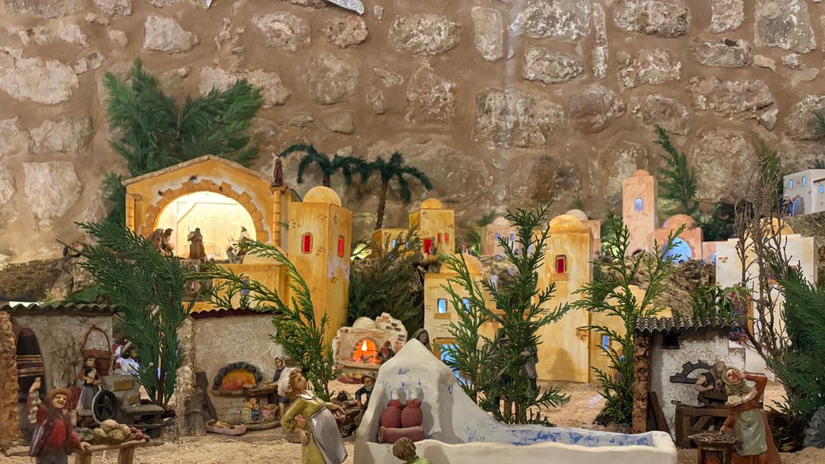 El Belén se encuentra en el interior de la iglesia.