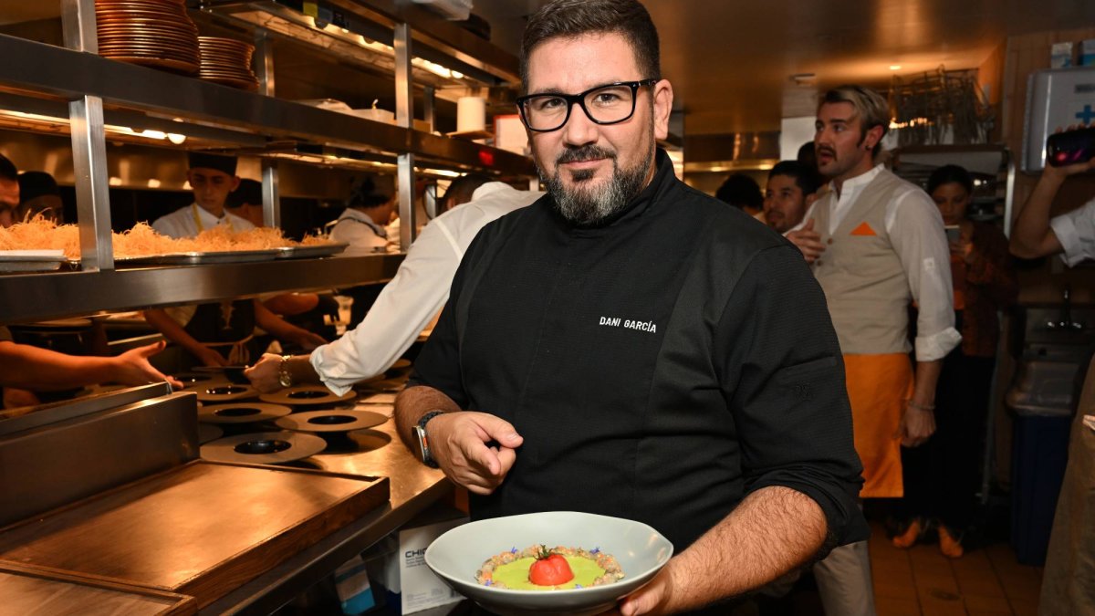 El chef Dani García durante el servicio, mostrando uno de sus platos insignia en cocina abierta