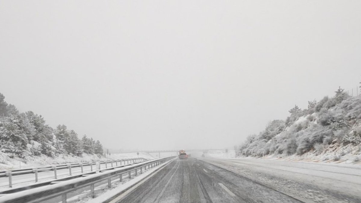 Carretera afectada por la nieve en Castilla y León.