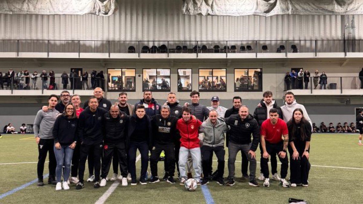 Sergio Machuca, el quinto por la derecha en la fila de arriba, junto con los representantes de otros clubes en el MSV Pro Combine de Canadá