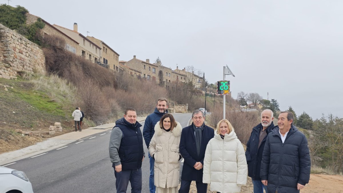 El director de Carreteras, Jesús Puerta, en el centro, junto a la delegada y el resto de autoridades. HDS