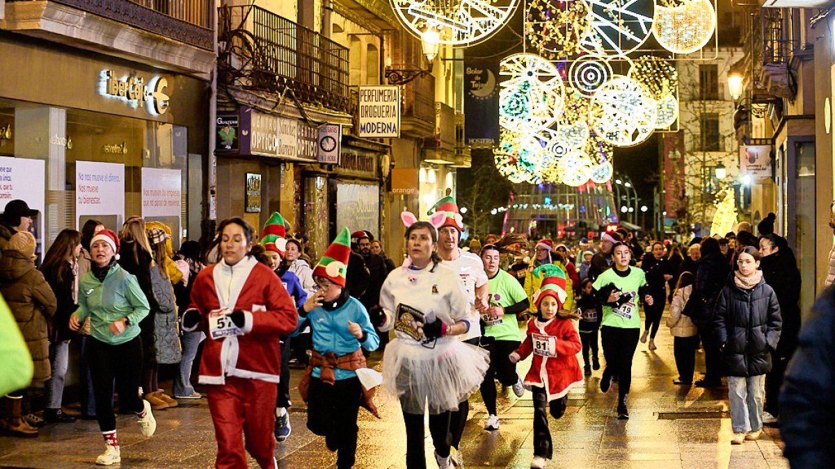 Colorido y diversión en las calles de Soria con motivo de la Carrera de Navidad.