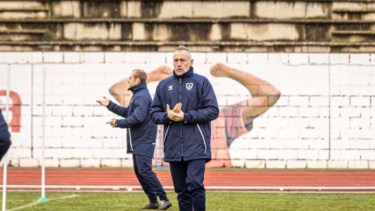 Ángel Rodríguez en un entrenamiento con el Numancia en el anexo de Los Pajaritos.