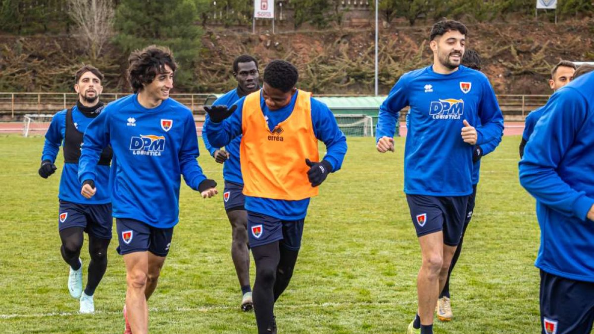 Godson y Neves se dan la mano durante el calentamiento