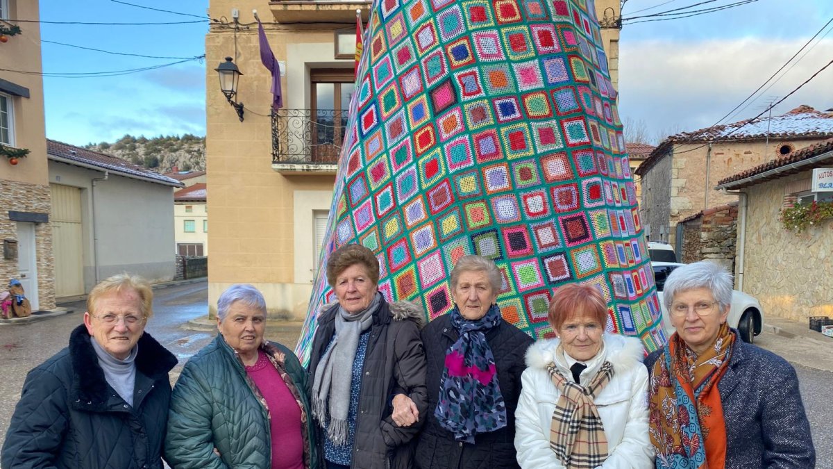 Grupo que ha elaborado el árbol de Navidad de ganchillo, en el que falta una mujer que falleció recientemente.