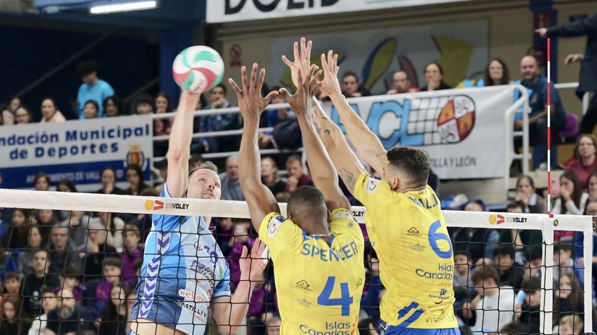 El sueco Viktor Lindberg rfemata ante el bloqueo de Guaguas.