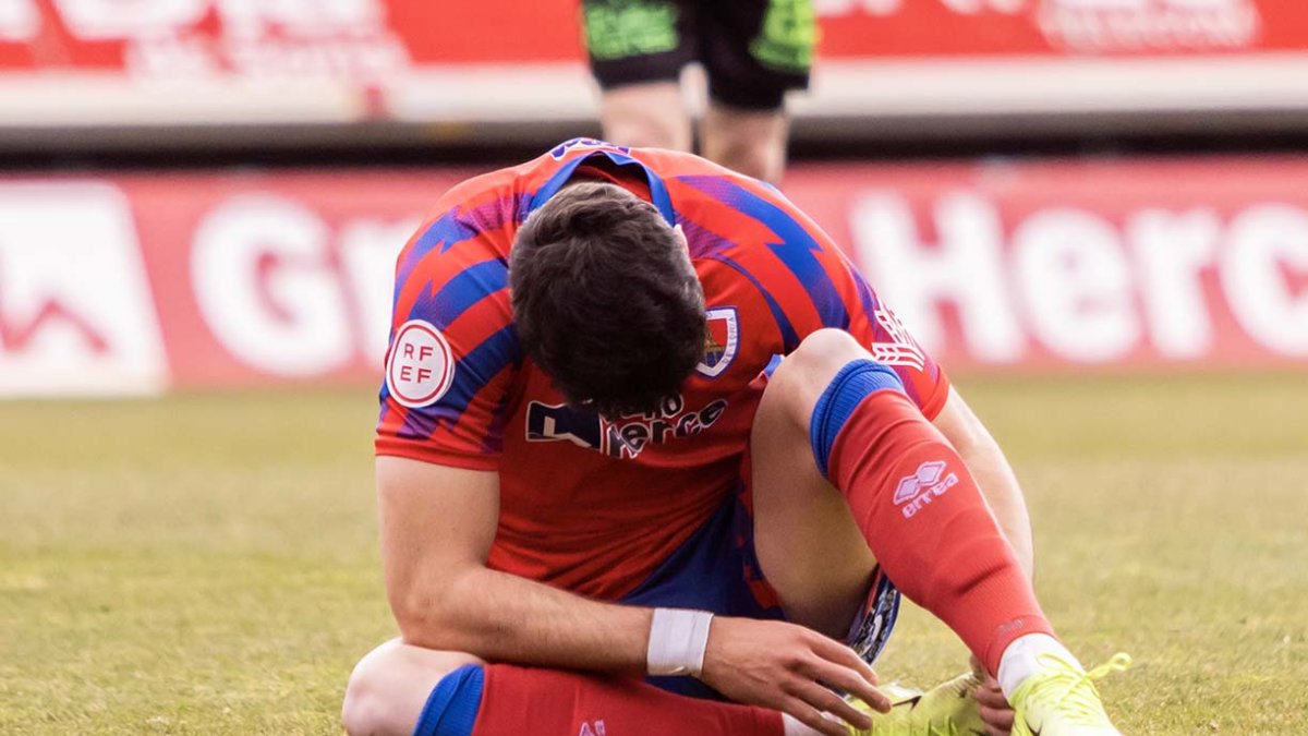 Un jugador del Numancia, durante un partido de 2025.