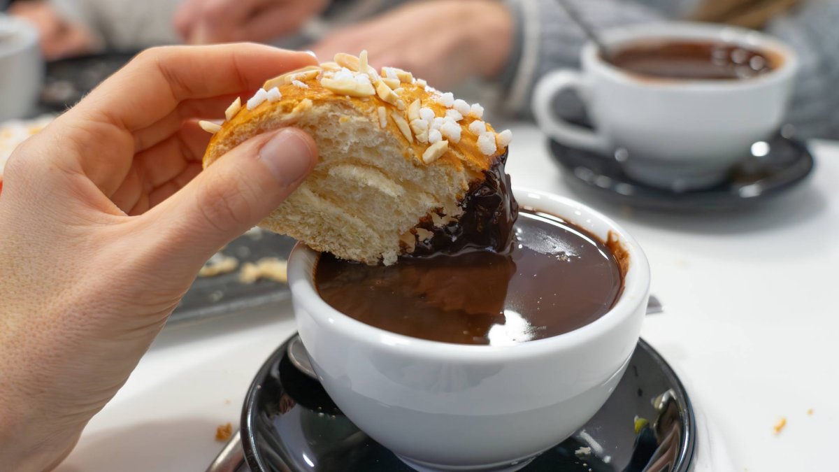 El clásico roscón de Reyes, protagonista del 6 de enero, encuentra en el chocolate caliente su mejor aliado festivo.