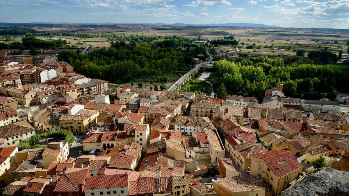 Vista panorámica de San Esteban de Gormaz, con el casco histórico, el puente medieval y la ribera del Duero que marcaron su papel estratégico durante siglos.