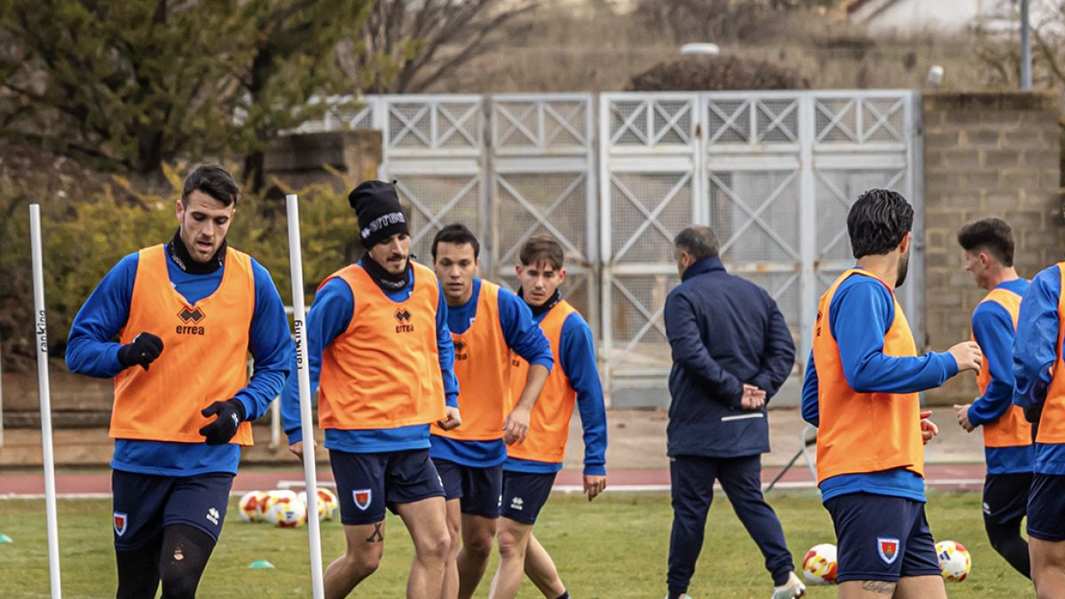 El Numancia inicia el año 2026 entrenando en el estadio de Los Pajaritos.