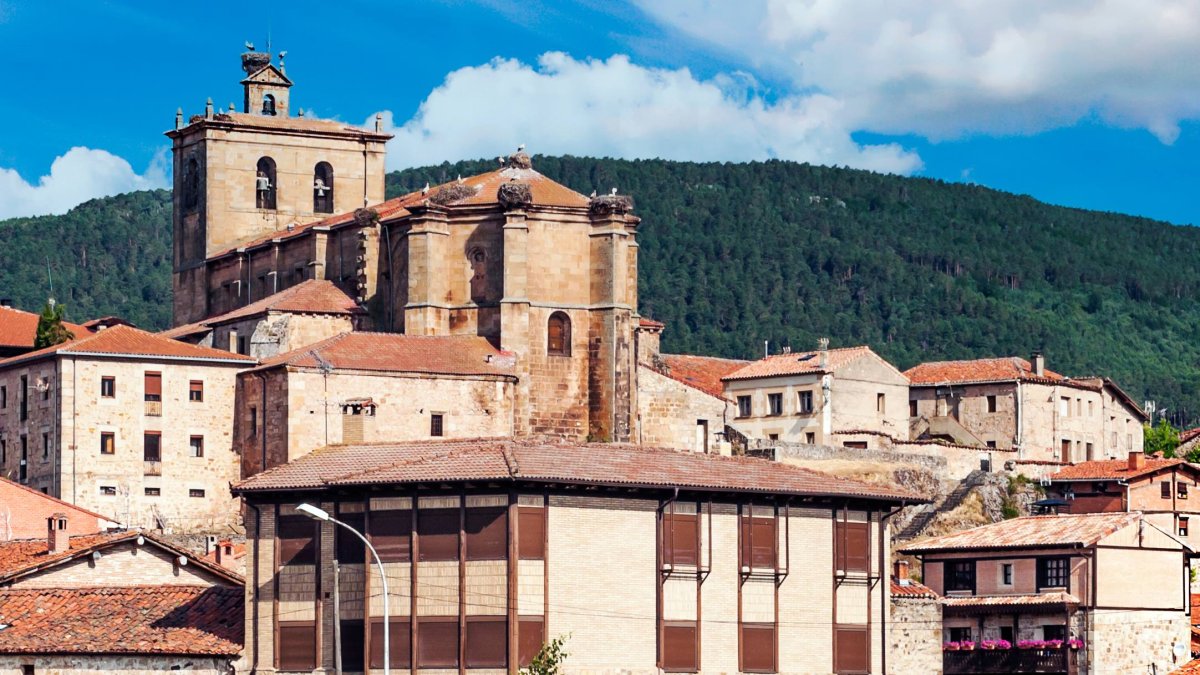 Vinuesa, enclave soriano rodeado de naturaleza, destaca por su cocina de cuchara, sus torreznos y su cercanía a la Laguna Negra.