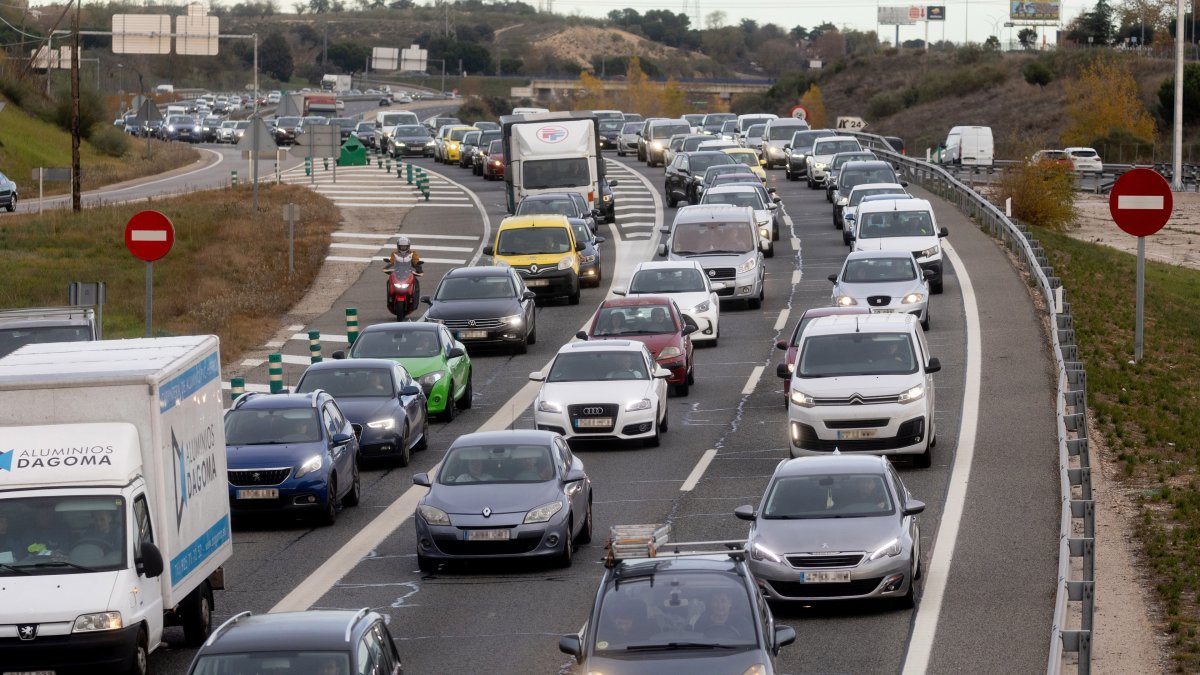 Varios vehículos en una retención.