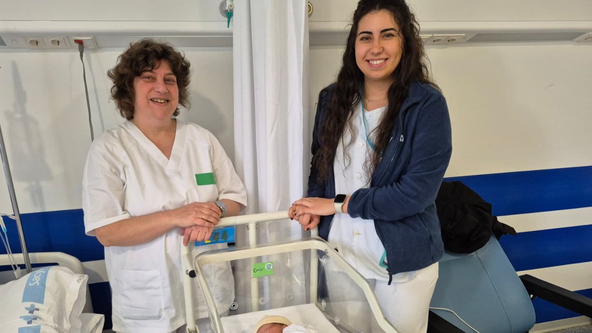 Personal de Maternidad posa con el recién nacido Emir.