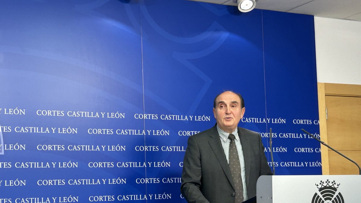 Archivo - El Procurador del Común en Castilla y León, Tomás Quintana, ofrece una rueda de prensa en las Cortes de Castilla y León.