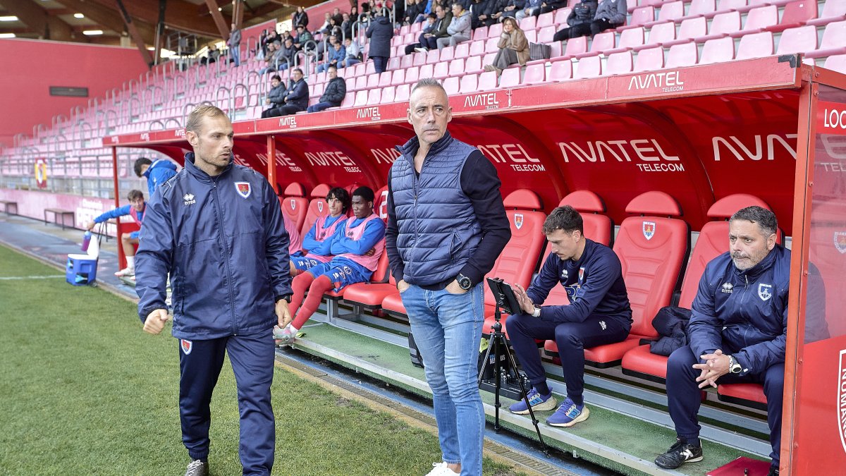 El técnico numantino, Ángel Rodríguez, en el banquillo de Los Pajaritos.