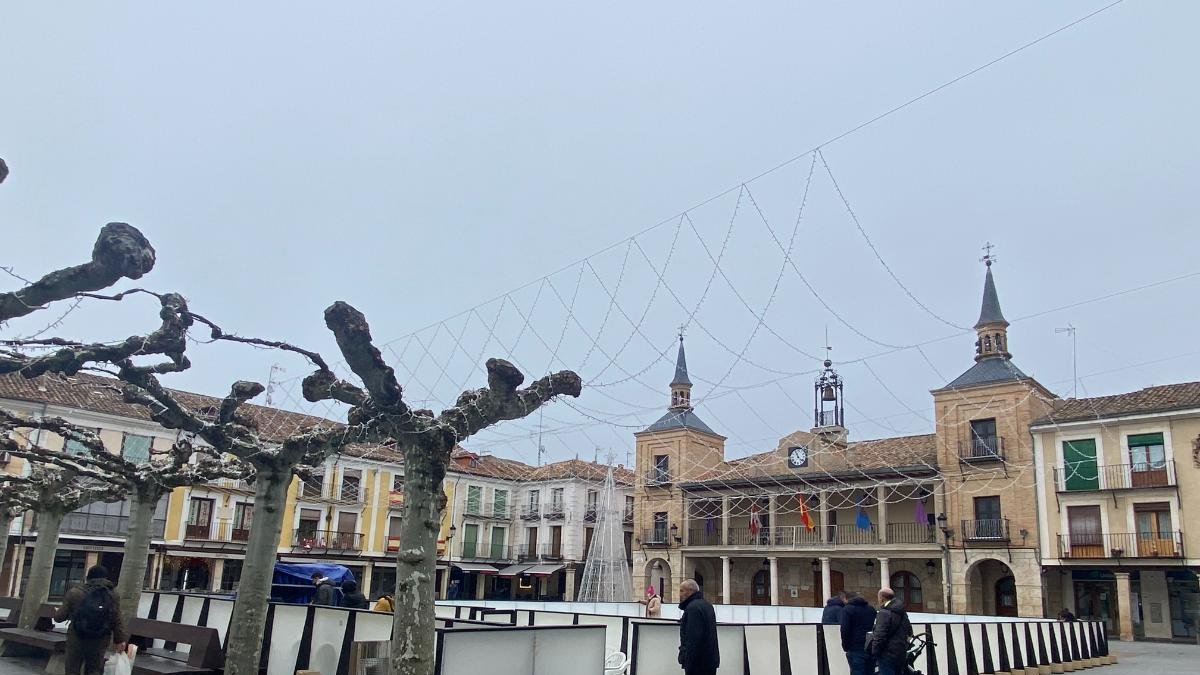 El Burgo de Osma disfruta de la pista de patinaje sobre hielo a la espera de los Reyes Magos.